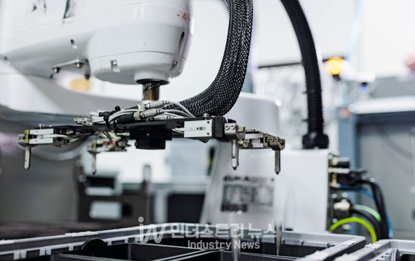 SCARA 로봇이 제품 트레이를 내리고 검사를 위해 부품을 라우팅한다. [사진=Beckhoff]<br>