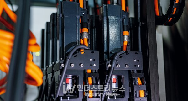 볼 스크류 액추에이터가 장착된 Beckhoff AM8100 서보모터는 PECM 툴링을 최대한 정밀하게 올리고 내릴 수 있다. [사진=Beckhoff]<br>