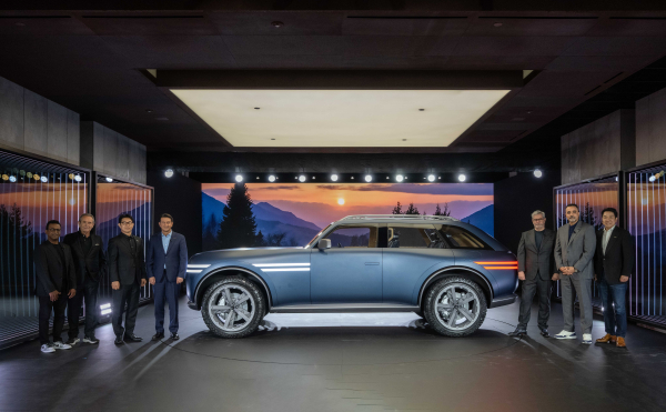 (왼쪽부터) 테드 멘지스테 제네시스 북미법인 COO(최고운영책임자), 재키 익스 제네시스 브랜드 파트너, 송민규 제네시스사업본부장 부사장, 호세 무뇨스 현대차 대표이사 사장, 루크 동커볼케 현대차그룹 CDO(글로벌디자인본부장) 겸 CCO(최고크리에이티브책임자) 사장, 랜디 파커 현대차 북미권역본부 CEO(최고경영자), 이상엽 현대제네시스글로벌디자인담당 부사장이 15일(현지시간) '제네시스 하우스 뉴욕'에서 공개된 '엑스 그란 이퀘이터 콘셉트' 앞에서 기념사진 촬영을 하고 있다./사진=현대자동차그룹