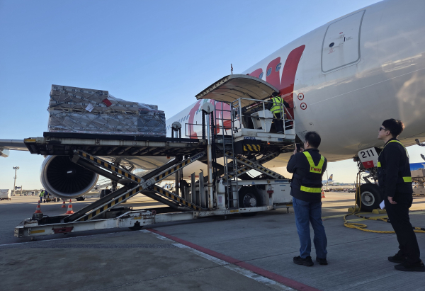 티웨이항공 관계자들이 프랑크푸르트 공항에서 실제 탑재 작업 이행 등 화물 운송 품질 점검을 진행하고 있다./사진=티웨이항공