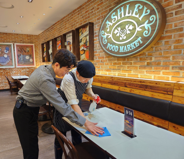 이랜드이츠 애슐리퀸즈의 한 매장에서 장애인 직원 직무 교육이 진행되고 있다./사진=이랜드이츠