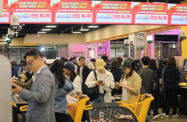 이마트 푸드마켓 고덕점 셀프계산대에서 고객들이 계산을 기다리고 있다./사진=이마트