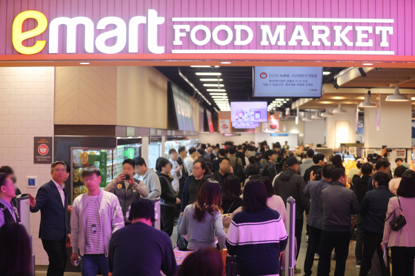이마트 푸드마켓 고덕점 오픈 첫날인 지난 17일 고객들이 매장에 입장하고 있다./사진=이마트