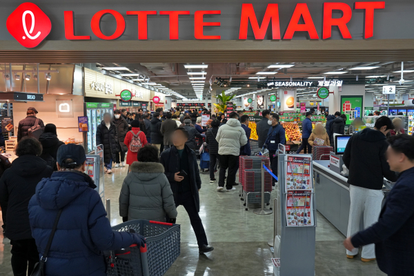 롯데마트 천호점에 고객들이 입장하고 있다./사진=롯데마트