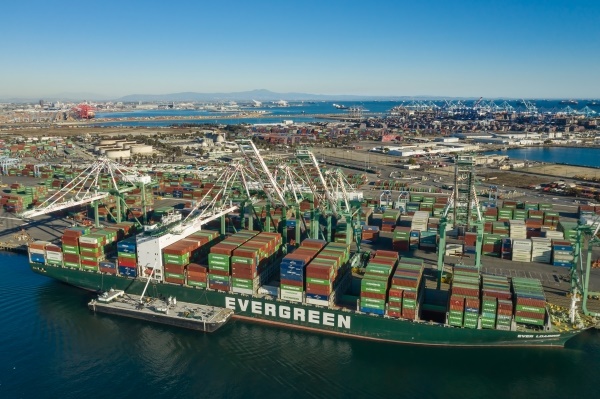 @ 미국 롱비치 항만에서 작업 중인 초대형 컨테이너선 모습. /사진=utoimage