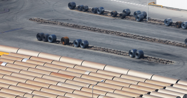 평택항에 쌓인 철강 제품./사진=연합뉴스