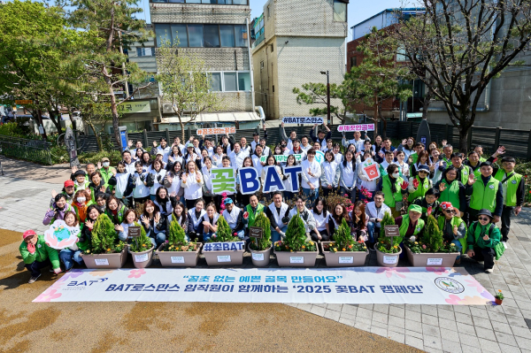 @ 송영재 BAT로스만스 대표, 이영도 자연보호중앙연맹 서울시협의회장을 비롯한 BAT로스만스 임직원 및 관계자들이 서울 신당동 마을마당에서 ‘2025 꽃BAT 캠페인’에 참여해 기념촬영을 하고 있다. /사진=BAT로스만스