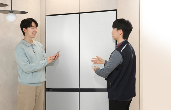 삼성전자서비스 엔지니어가 ‘AI 사전 케어 알림’ 서비스를 통해 방문 수리 서비스를 예약한 ‘AI 구독클럽’ 고객에게 상담을 제공하고 있다./사진=삼성전자