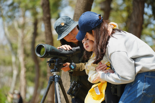 카카오게임즈가 지난 20일 진행한 '다가치 그린데이-가족과 함께하는 저어새 보전여행' 봉사활동에 참여한 임직원 및 가족이 풍경을 촬영하고 있다./사진=카카오게임즈