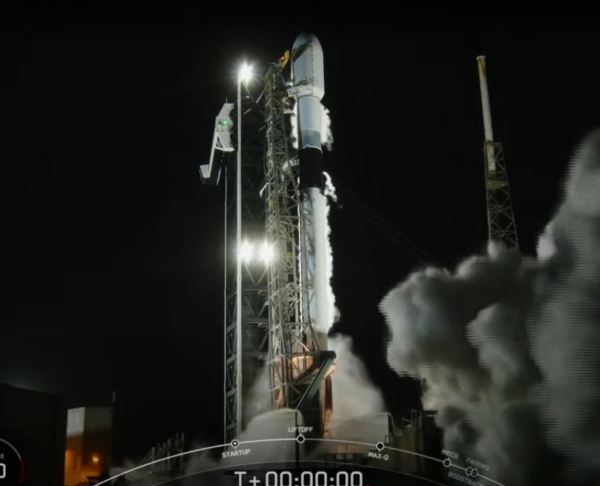 대한민국 정찰위성 4호기가 실린 스페이스X사의 팰컨-9 발사체가 22일 오전 9시 48분(한국시간) 미국 플로리다주 케이프 커너베럴 우주군기지에서  발사되고 있다./사진=스페이스X