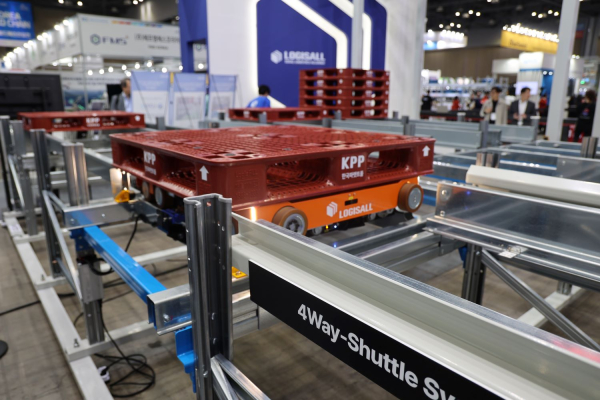 KOREA MAT 2025 로지스올 전시부스 내 4Way 셔틀 시스템 [사진=로지스올그룹]