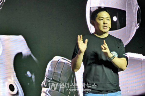 최성환 SK네트웍스 사업총괄 사장 겸 나무엑스 EA(Executive Advisor)가 23일 서울시 광진구 워커힐 호텔앤리조트에서 열린 나무엑스 쇼케이스에서 웰니스 로봇에 대해 설명하고 있다./사진=서영길 기자<br>