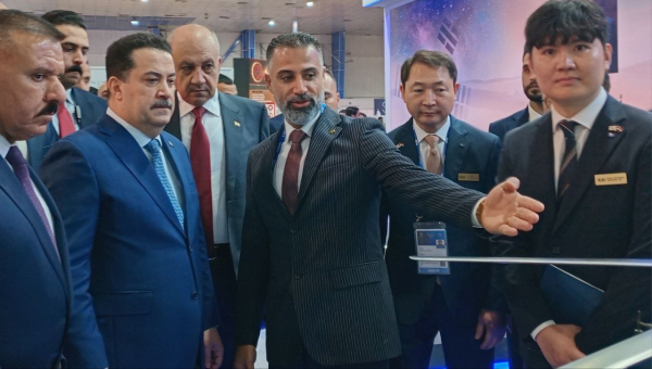 'IQDEX 2025'에서 한국항공우주산업 부스를 찾은 이라크 총리./사진=한국항공우주산업