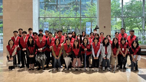 SK증권 임직원 40여 명과 신한투자증권, 신한은행 등 금융사 직원들이 지난 22일 '지구의 날'을 맞아 여의도 일대에서 ‘담배꽁초 없는 영등포 만들기’ ESG 환경 캠페인을 진행했다. / 사진 = SK증권