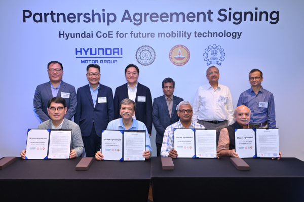 현대자동차·기아는 23일(현지시간) IIT(인도 공과대학교) 3개 대학과 '현대 미래 모빌리티 혁신센터' 공동 설립을 위한 계약을 체결했다. (1열 왼쪽부터) 현대차·기아 R&D본부장 양희원 사장, IIT 델리 랑간 바네르지 총장, IIT 마드라스 마누 산타남 학장, IIT 봄베이 사친 파트와르단 학장, (2열 왼쪽부터) 현대차·기아 연구개발기획조정실장 성낙섭 전무, 현대차 인도아중동대권역장 김언수 부사장, 현대차·기아 전동화에너지솔루션담당 김창환 부사장, IIT 델리 비자야 케탄 파니그라히 학장, 아슈위니 쿠마르 아그라왈 학장, 프리티 란잔 판다 학장이 기념사진을 찍고 있다./사진=현대자동차