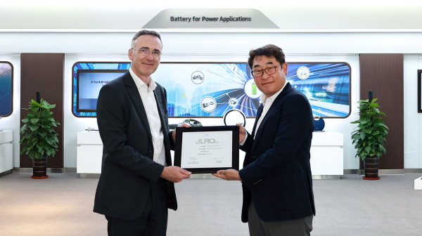 삼성SDI가 지난 23일 JLR의 '우수 파트너사'로 선정돼 박정호 삼성SDI 중국 톈진법인장(오른쪽)이 닉 웰스 JLR 중국·아시아태평양 지역 구매 총괄책임자로부터 JLRQ 인증서를 수여받고 있다./사진=삼성SDI