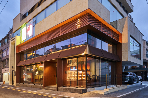 새로운 콘셉트의 도심 속 리저브 전용 프리미엄 매장인 '스타벅스 리저브 도산' 전경./사진=스타벅스 코리아