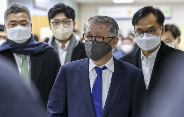 &nbsp;2000억원대 횡령·배임 혐의로 기소된 최신원 전 SK네트웍스 회장이 27일 오후 서초구 서울중앙지법에서 열리는 1심 선고공판에 출석하고 있다./2022.01.27. 사진=연합뉴스&nbsp;<br>