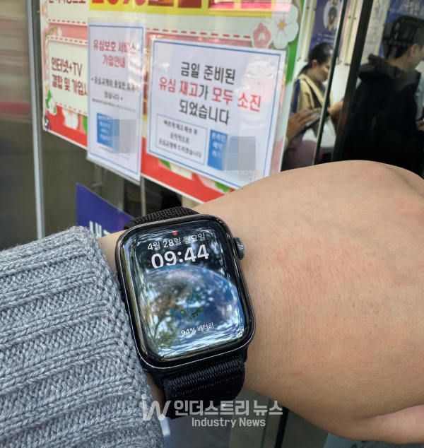 SK텔레콤이 유심 무상 교체를 28일 오전 10시부터 시작하겠다고 밝힌 가운데, 오전 10시 15분가량 전임에도 유심 재고가 소진됐다는 안내문이 붙어 있다./사진=김기찬 기자