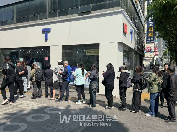 서울 용산구에 위치한 한 SK텔레콤 대리점에 유심 교체를 위한 대기 줄이 늘어져 있다./사진=김기찬 기자