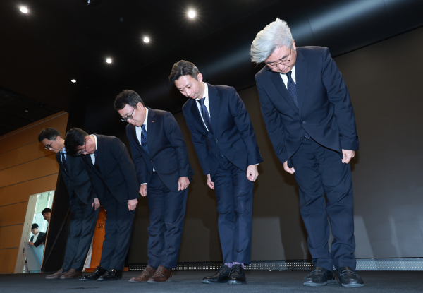 유영상 SK텔레콤 대표이사(가운데) 등이 지난 25일 서울 중구 SKT타워에서 SK텔레콤 이용자 유심(USIM) 정보가 해커 공격으로 유출된 것과 관련해 고개 숙여 사과하고 있다./사진=연합뉴스