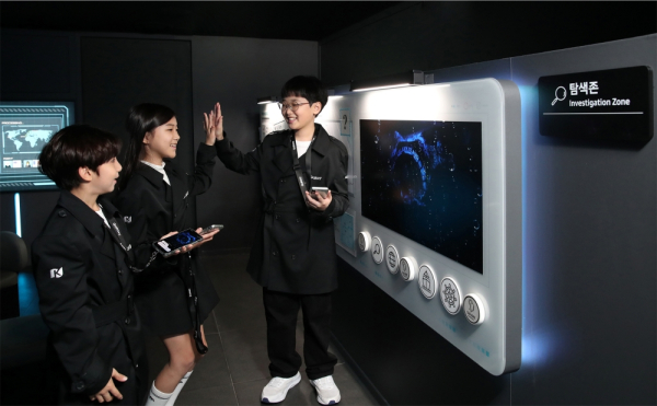 키자니아 서울 ‘AI 비밀 본부 체험관’에서 키자니아 어린이 의회 의원들이 ‘갤럭시 S25 시리즈’를 활용해 미션을 수행하고 있다./사진=삼성전자