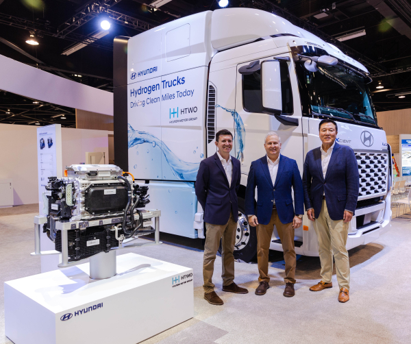 (왼쪽부터) 제롬 그레주아 현대미국기술센터(HATCI) 디렉터, 켄 라미레즈 현대차 글로벌상용&수소사업본부 부사장, 짐 박 현대차 북미법인 상용&수소사업개발담당 전무가 'ACT 엑스포 2025'에서 기념촬영을 하고 있다./사진=현대자동차