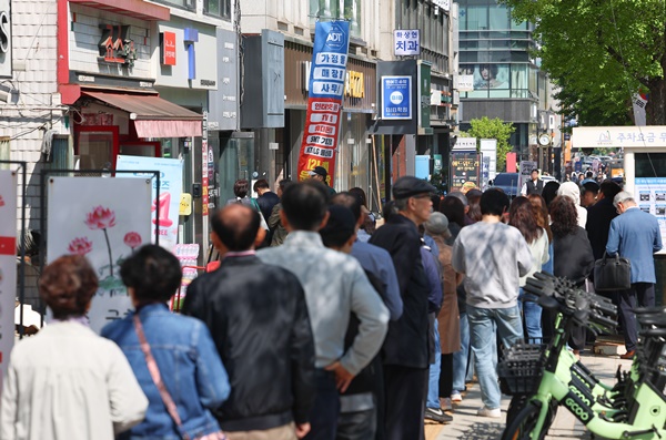 SKT의 유심 정보가 해킹돼 모르는 사이 대출이나 계좌이체가 이뤄졌다는 미확인 피해 사례가 퍼지고 있는 가운데 금융당국은 현재까지 구체적인 피해 사례가 접수되지 않았다고 29일 밝혔다. 사진은 대리점 앞에서 유심 교환을 기다리는 이용자들의 모습 / 사진=연합뉴스