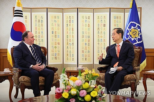 한덕수 대통령 권한대행 국무총리가 30일 정부서울청사에서 방한 중인 존 펠란 미 해군성 장관을 접견하고 있다./사진=연합뉴스