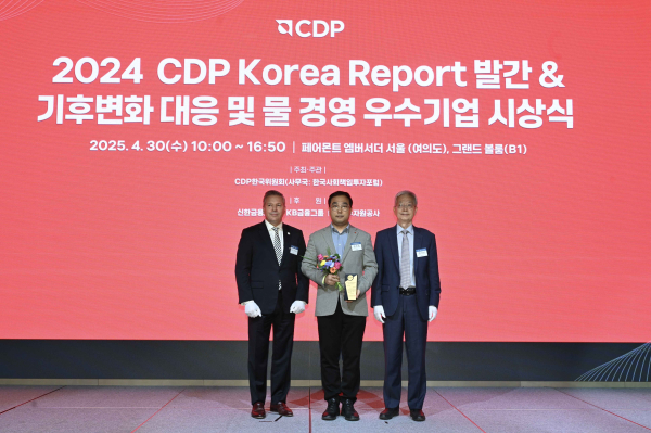 30일 롯데칠성음료는 서울 여의도 페어몬트 앰배서더 서울 호텔에서 열린 ‘2024 CDP(탄소정보공개 프로젝트) 코리아 어워즈’에서 CDP 필수소비재 부문 ‘탄소경영 섹터 아너스’를 수상했다 (왼쪽부터) 호세 오르도네즈 CDP CRO·정진섭 롯데칠성음료 ESG 팀장·장지인 CDP 한국위원회 위원장이 기념사진을 찍고 있다./사진=롯데칠성음료