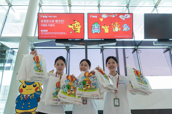 티웨이항공 객실승무원들이 '포켓몬 굿즈'를 들어 보이고 있다./사진=티웨이항공