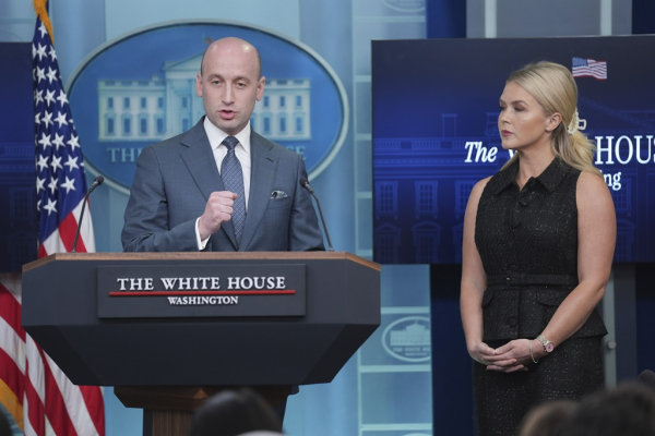 @ (왼쪽부터) 스티븐 밀러 백악관 부비서실장이 캐롤라인 레빗 백악관 대변인과 함께 1일 워싱턴 DC 백악관에서 열린 언론 브리핑에서 발언하고 있다. /사진=AP통신, 연합뉴스