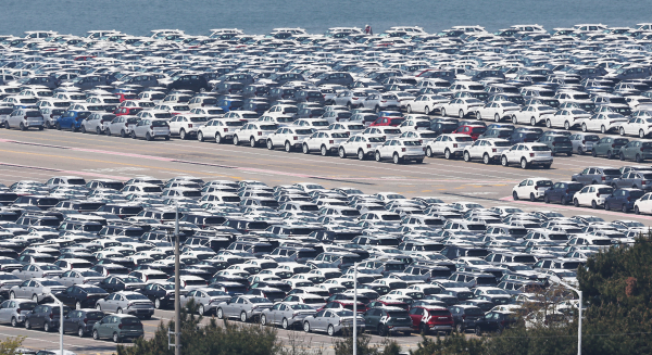 지난달  29일 경기도 평택항에 수출용 자동차가 세워져 있다./사진=연합뉴스