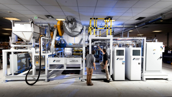 미국의 포지나노 연구원들이 ALD 생산시설을 점검하고 있다. [사진=포지나노 홈페이지]