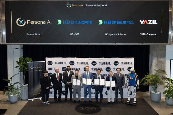 (오른쪽 두 번째부터)HD현대로보틱스 솔루션부문장, 이동주 HD한국조선해양 제조혁신랩 부문장, 닉 래드포드(Nicolaus Radford) 페르소나 AI CEO, 김성원 바질컴퍼니 CTO가 ‘조선 용접용 휴머노이드 개발을 위한 업무협약’을 체결하고 협약서를 들어 보이고 있다./사진=HD현대