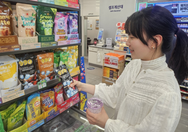 CU는 1000원 미만 가격의 제품들을 연달아 내놓으며 초특가 전략을 강화하고 있다./사진=CU<br>