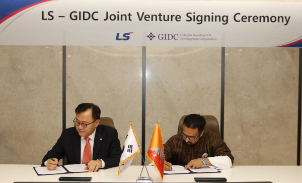 명노현 LS 부회장(왼쪽)과 우즈왈 딥 다할 GIDC CEO이 9일, LS용산타워에서 업무협야약서에 서명하고 있다./사진=LS