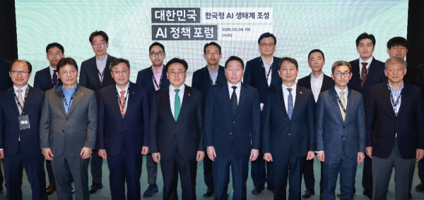 최태원 대한상공회의소 회장(앞줄 오른쪽 네번째)이 9일 서울 중구 롯데호텔 사파이어볼룸에서 열린 에 참석해 유상임 과학기술정보통신부 장관(앞줄 왼쪽 네번째), 안덕근 산업통상자원부 장관(앞줄 오른쪽 세번째) 등 참석자들과 기념 촬영하고 있다. /사진=연합뉴스