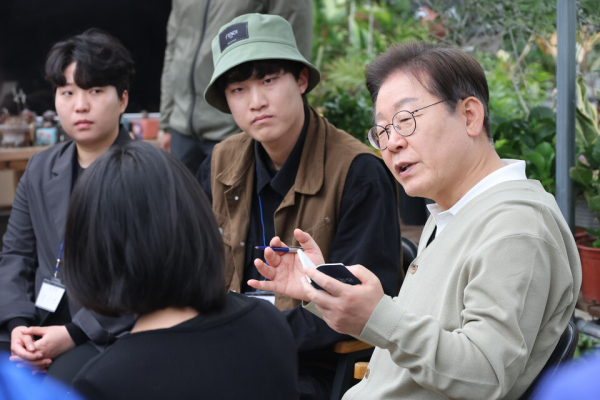 이재명 더불어민주당 대선 후보가 '골목골목 경청투어' : 국토종주편'에 나선 6일 충북 보은군 화훼농원 '숲결'에서 열린 충북 청년 농업인 간담회에서 인사말을 하고 있다.출처 : 시사저널(https://www.sisajournal.com)