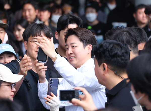 이준석 개혁신당 대선 후보가 지난 11일 부산 해운대구 벡스코 일대에서 열린 다이아몬드브릿지 걷기축제에 참가해 시민들에게 인사하고 있다/ 사진 = 연합뉴스