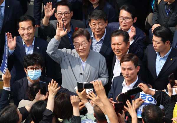 남도문화벨트 골목골목 경청투어에 나선 더불어민주당 이재명 대선 후보가 11일 전남 영암군 학산면 독천낙지거리를 찾아 지지자들에게 인사하고 있다/ 사진 = 연합뉴스