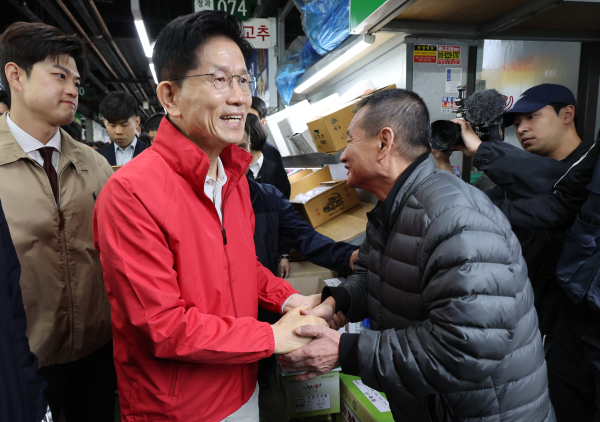 제21대 대통령 선거 공식 선거운동 첫날인 12일 국민의힘 김문수 대선 후보가 서울 송파구 가락시장을 방문해 시장들과 인사하고 있다./사진=연합뉴스