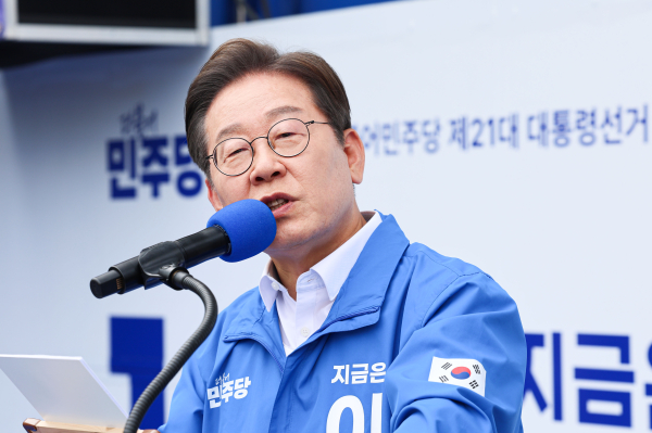 더불어민주당 이재명 대선 후보가 14일 경남 창원시 상남분수광장에서 열린 집중 유세에서 지지를 호소하고 있다./사진=연합뉴스