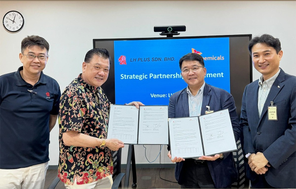 김응수 SK케미칼 그린소재사업본부장(왼쪽 세 번째), 캘럼 챈(왼쪽 두 번째) LH플러스 대표이사가 LH플러스 본사에서 열린 협약식에서 협약서 서명 후 들어 보이고 있다./사진=SK케미칼