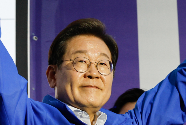 더불어민주당 이재명 대선 후보가 지난 12일 대전광역시 으느정거리 스카이로드에서 유세하고 있다. /사진=공동취재