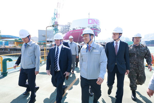 존 펠란 신임 미 해군성 장관이 지난달 30일 HD현대중공업 울산 본사를 방문해 정기선 HD현대 수석부회장과 함께 특수선 야드를 둘러보며 건조 중인 함정들을 살펴보고 있다./사진=HD현대중공업