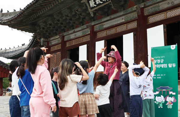 하나금융그룹 '『취약계층 아동 문화체험' 행사에서 창경궁 문화 체험 나들이에 참여한 아동들이 역사해설가의 설명을 들으며 문화재를 관람하고 있다/ 사진 = 하나금융그룹