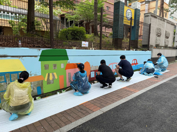 @ 한국앤컴퍼니그룹 임직원 가족이 지난 경기도 용인과 대전 소재 초등학교에서 ‘벽화 그리기’ 봉사활동을 펼치고 있다. /사진=한국앤컴퍼니그룹