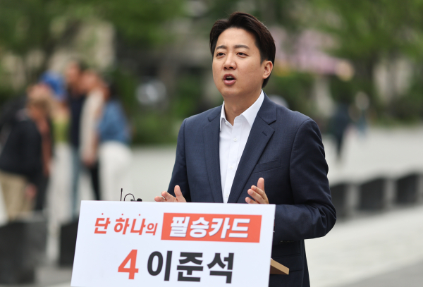 개혁신당 이준석 대선후보가 19일 서울 광화문광장에서 기자회견을 하고 있다./사진=연합뉴스