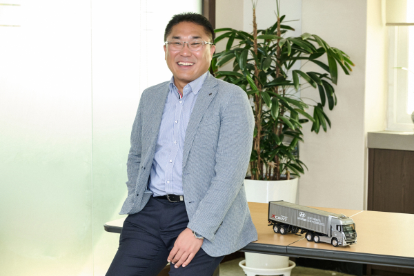 현대자동차 서부트럭지점 강병철 영업이사(만 54세)는 상용차 누적 판매 3000대를 달성했다./사진=현대자동차